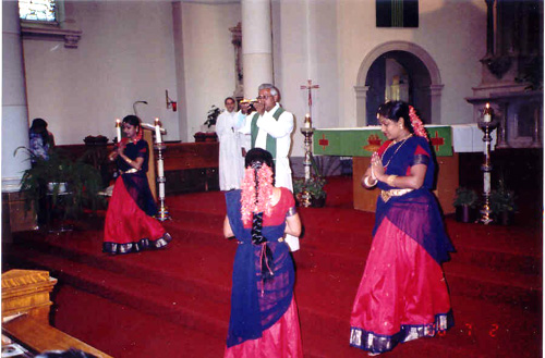 Hindu dancing girls during the mass